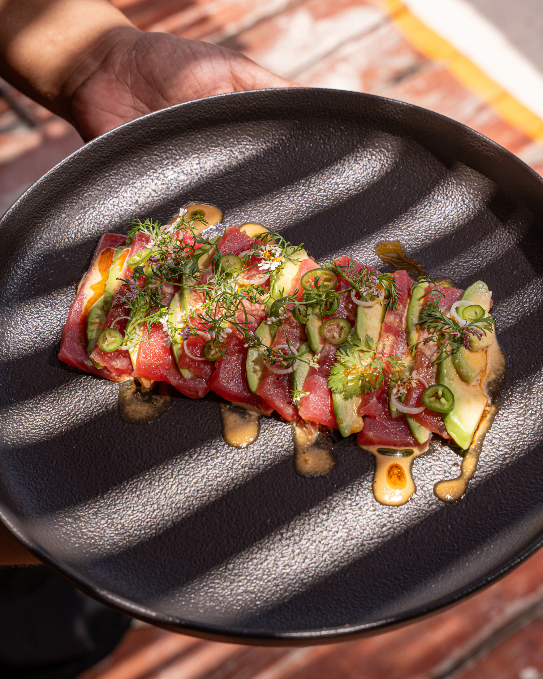 Atún en salsa emplatado