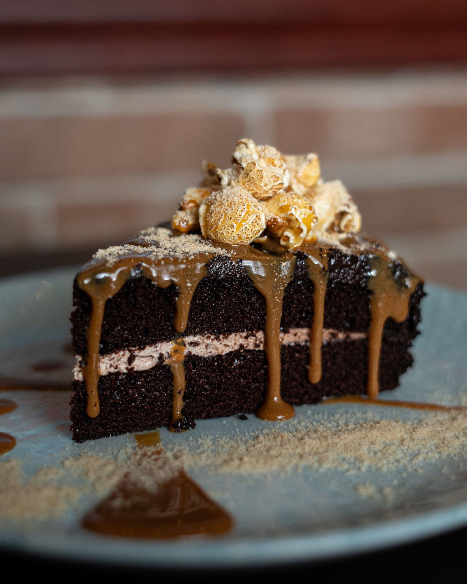 Pastel de chocolate con caramelo y popcorn — Aza Grill