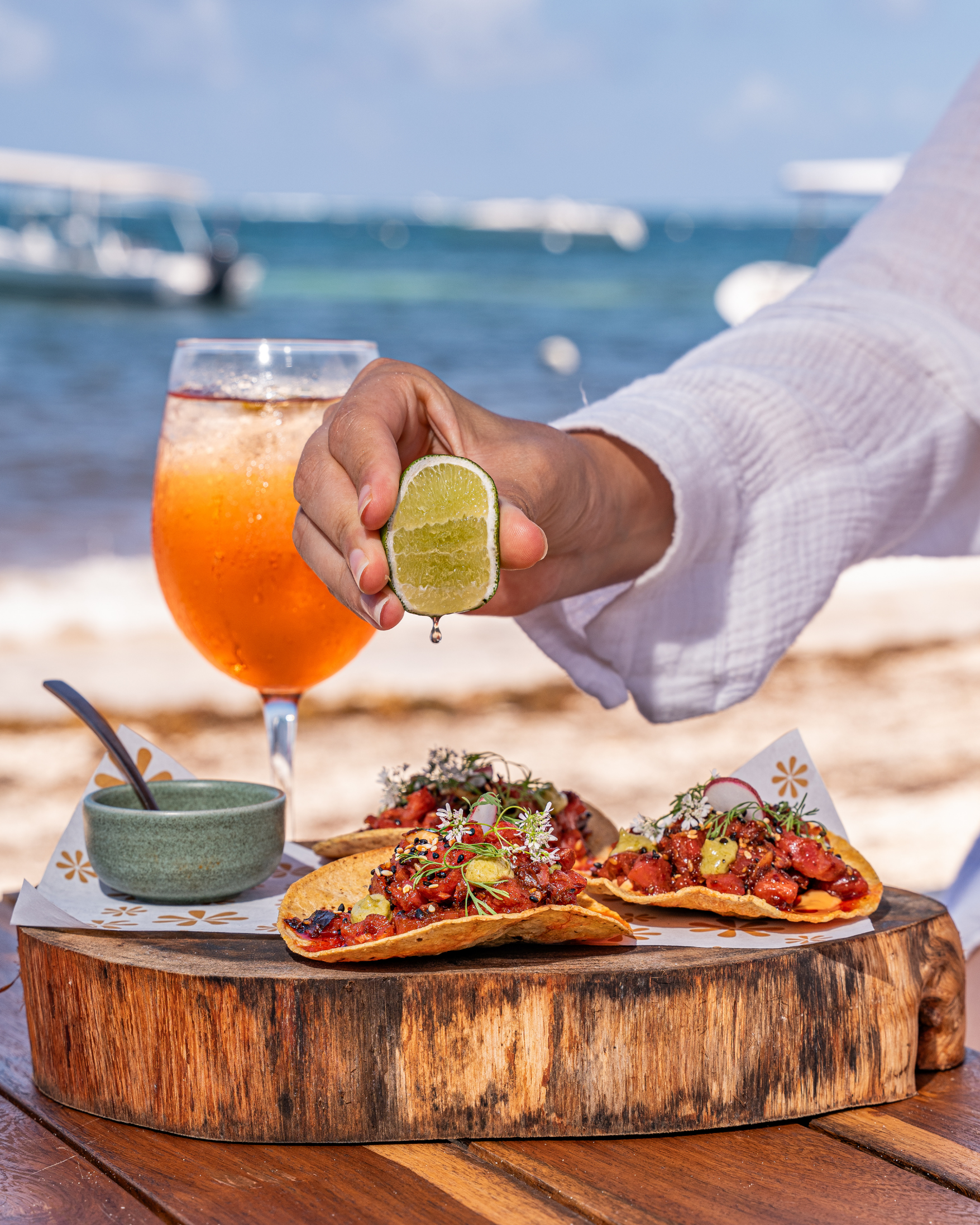 Tacos de atún frente al mar